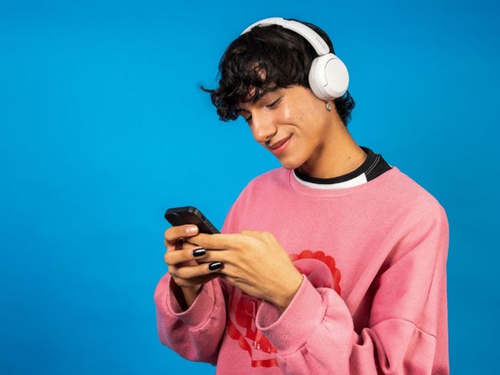 Ankerが2025年に最も愛された製品をまとめたランキングを発表しました。初めてのヘッドホンとしても、こだわり派の買い替えとしても選ばれている、支持率の高い5製品を紹介します。（サムネイル画像出典：edualonso / Shutterstock.com）