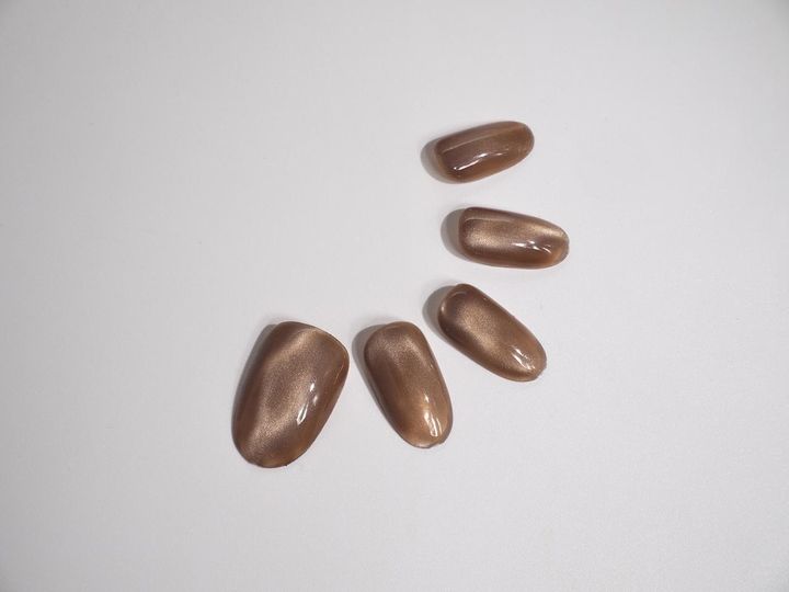 画像: 【3COINS】「シルキーマグネットスティックネイルジェル／and us」SM106ブラウン ¥330（税込）