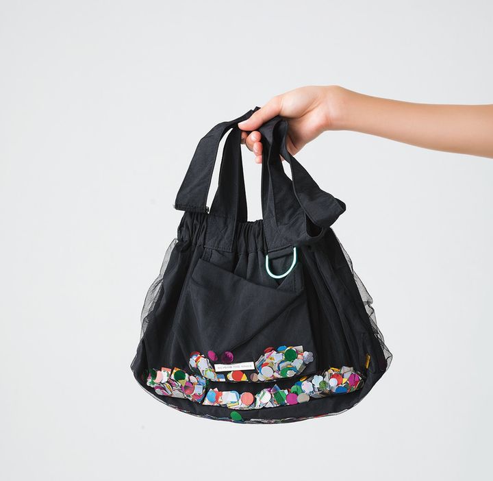 耐久性に優れたナイロンにメッシュを重ね、その間に色とりどりの紙吹雪をちりばめたプレイフルなデザインのバッグ。
