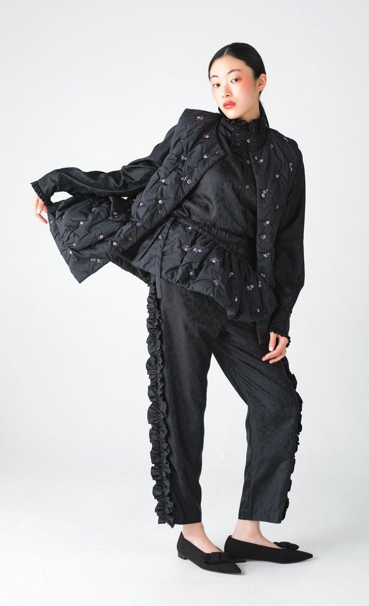 高密度なポリエステルタフタに小花刺繍を施したベスト。