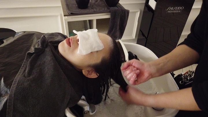 トリートメントの量は少量で十分。ブラシで薄く全体に伸ばす