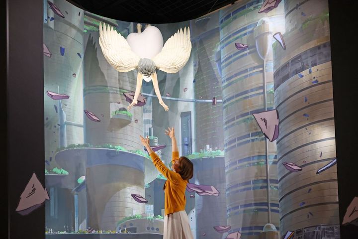 『On Your Mark（1995年）』。少女の手を必死に掴もうとするシーン