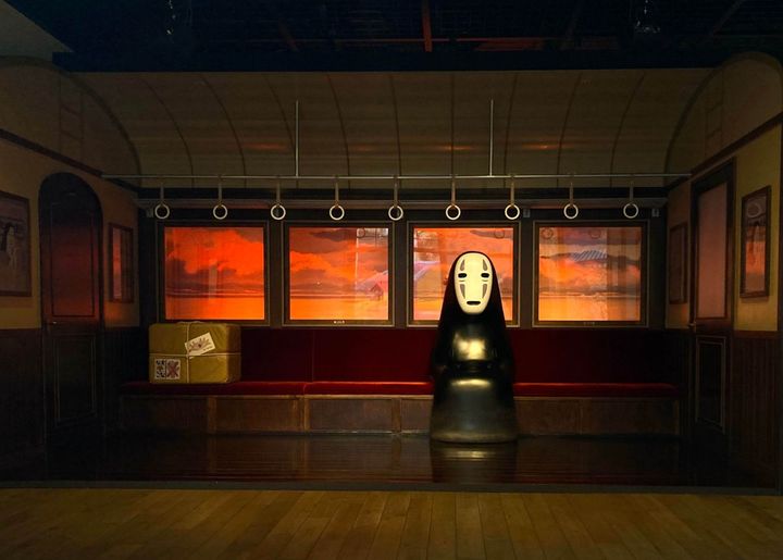 銭婆のもとへカオナシとともに向かう列車内のシーン。『千と千尋の神隠し（2001年）』