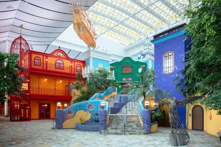 「ジブリの大倉庫」の中央階段。左手のオレンジ色の建物で“ジブリのなりきり名場面展”を開催している