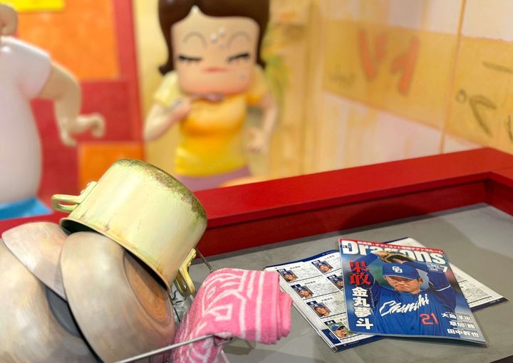 店主・トシちゃんの目の前に中日ドラゴンズの雑誌が！