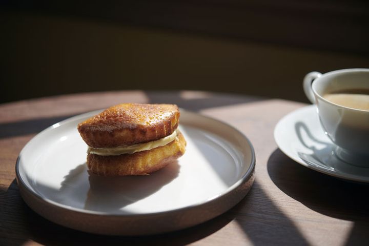 甘じょっぱいチーズクリームがたまらない、「マドレーヌチーズバーガー」(650円)