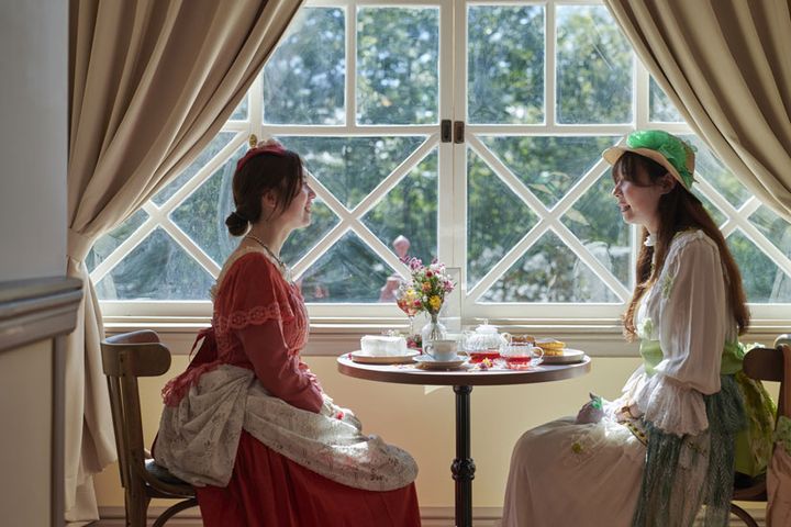 大正ロマン感じるドレスに身を包み、カフェでくつろぐのも優雅なひととき