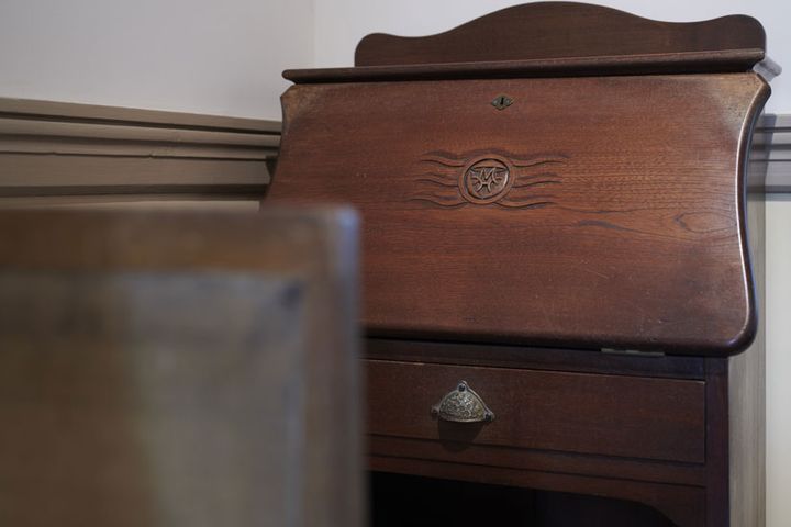 三笠マークが彫られた貴重なライティングビューロー