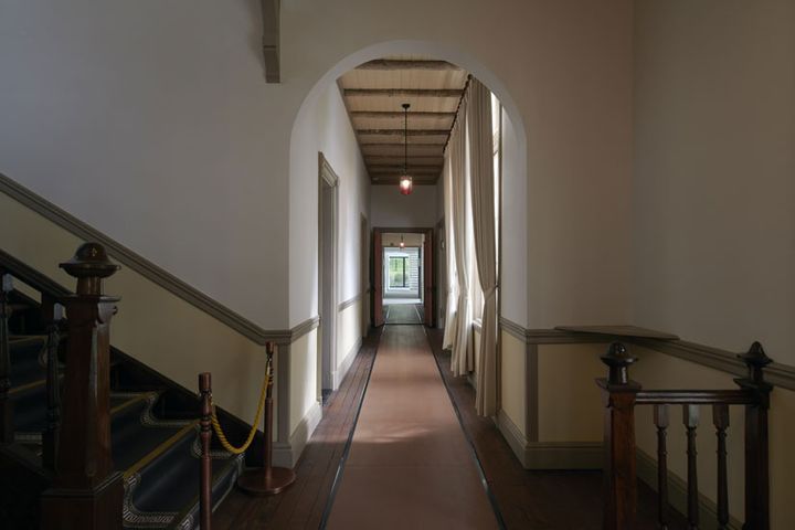 クラシカルなアーチ壁。館内の天井には皮付き丸太があしらわれている