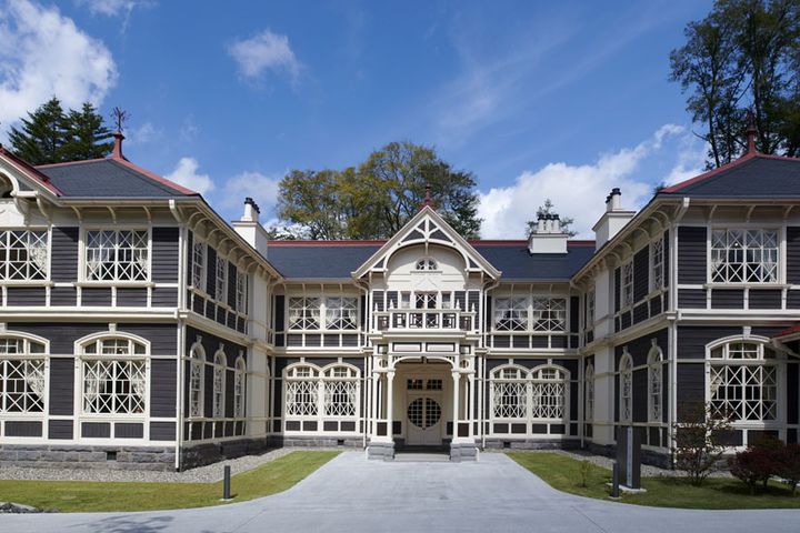 大正末期〜昭和初期の外観を復元。幾何学模様のガラス窓が美しい