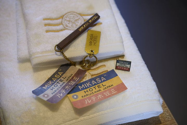 旧三笠ホテルキーホルダー4290円、ウッドホテルキーホルダー3850円、ピンバッジ1320円、荷札ステッカー各330円