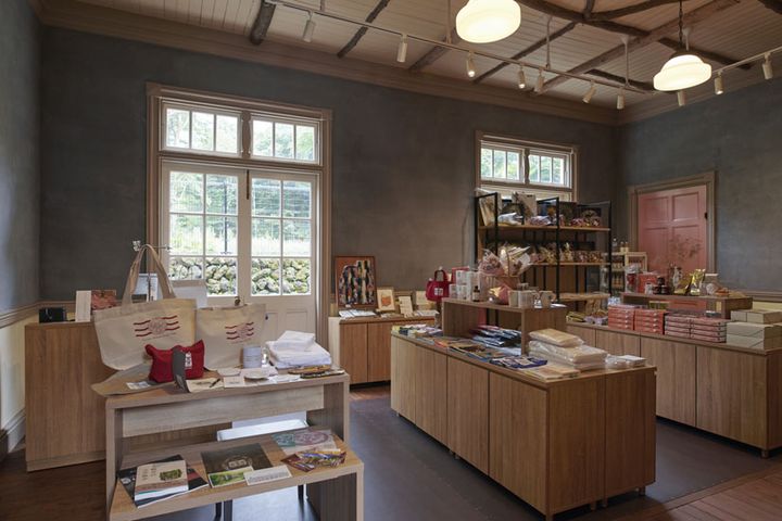 1階の応接室がシックなミュージアムショップに