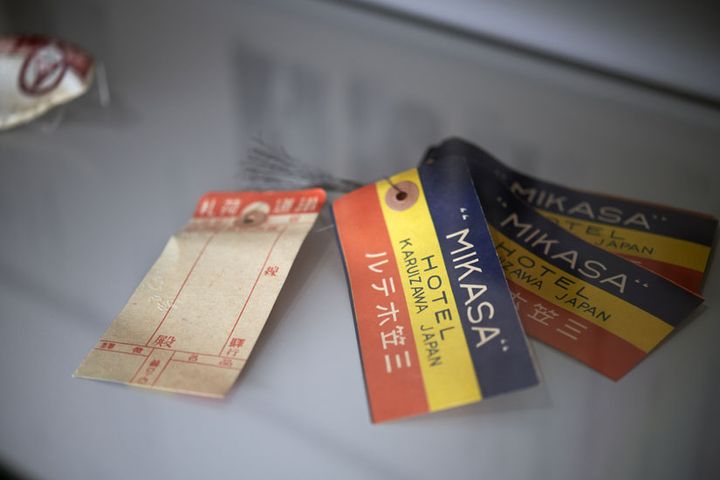 展示室では、実際に使われていたカラフルな荷札などをディスプレイ