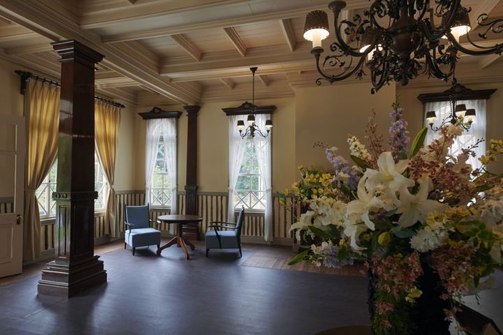 かつてダイニングだったロビー。ここで近衛文麿が晩餐会を開いた様子も写真に残されている