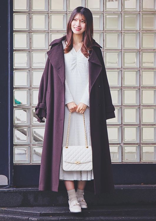 フェミニンな白ワンピをビターなブラウンで大人顔にシフト