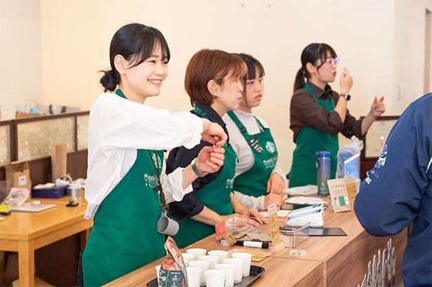 【写真】テイスティング用のコーヒーを無料で配るパートナーたち