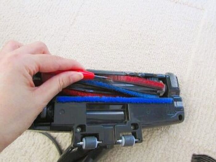 掃除機の回転ブラシに絡まった糸くずを