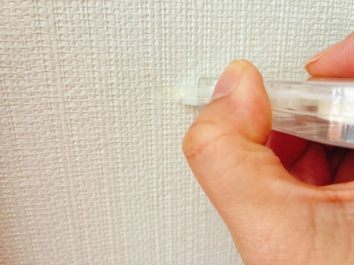 【セリア】ただの“修正テープ”と何が違う！？家中の穴を消し去る優秀アイテムでした♪