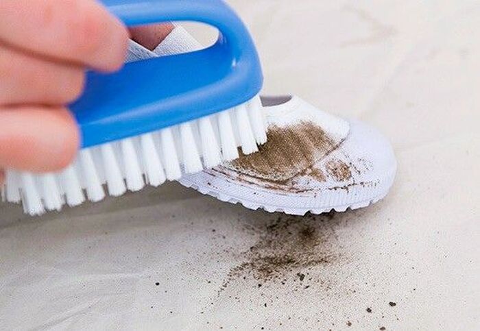 ブラシでこすって泥を落とすプロセスの画像