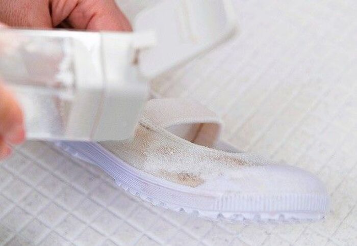 汚れている部分に粉石けんをふりかけてブラシでこする際のコツの画像