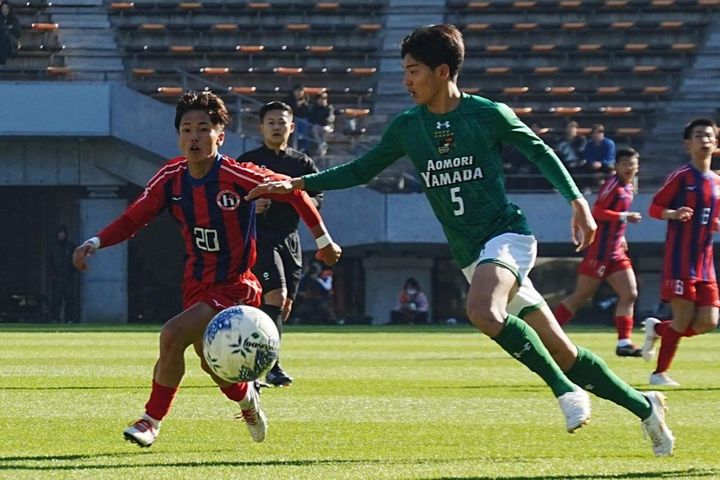 画像: ピンチの芽を摘んだ大場（右、写真：浅野凜太郎）