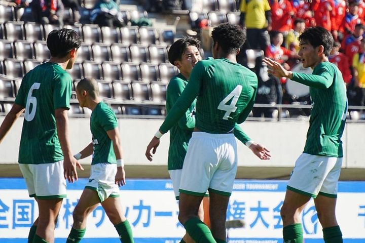 画像: 得点後もこまめに話し合いを行った青森山田イレブン（写真：浅野凜太郎）