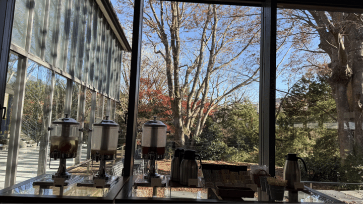 セミビュッフェの様子：ドリンクコーナーの奥に広がる景色に癒されます