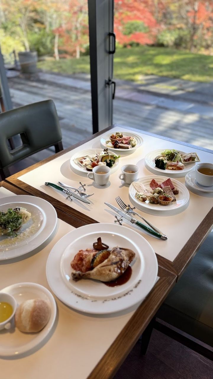 メイン料理：私は太刀魚、友人はチキンを。