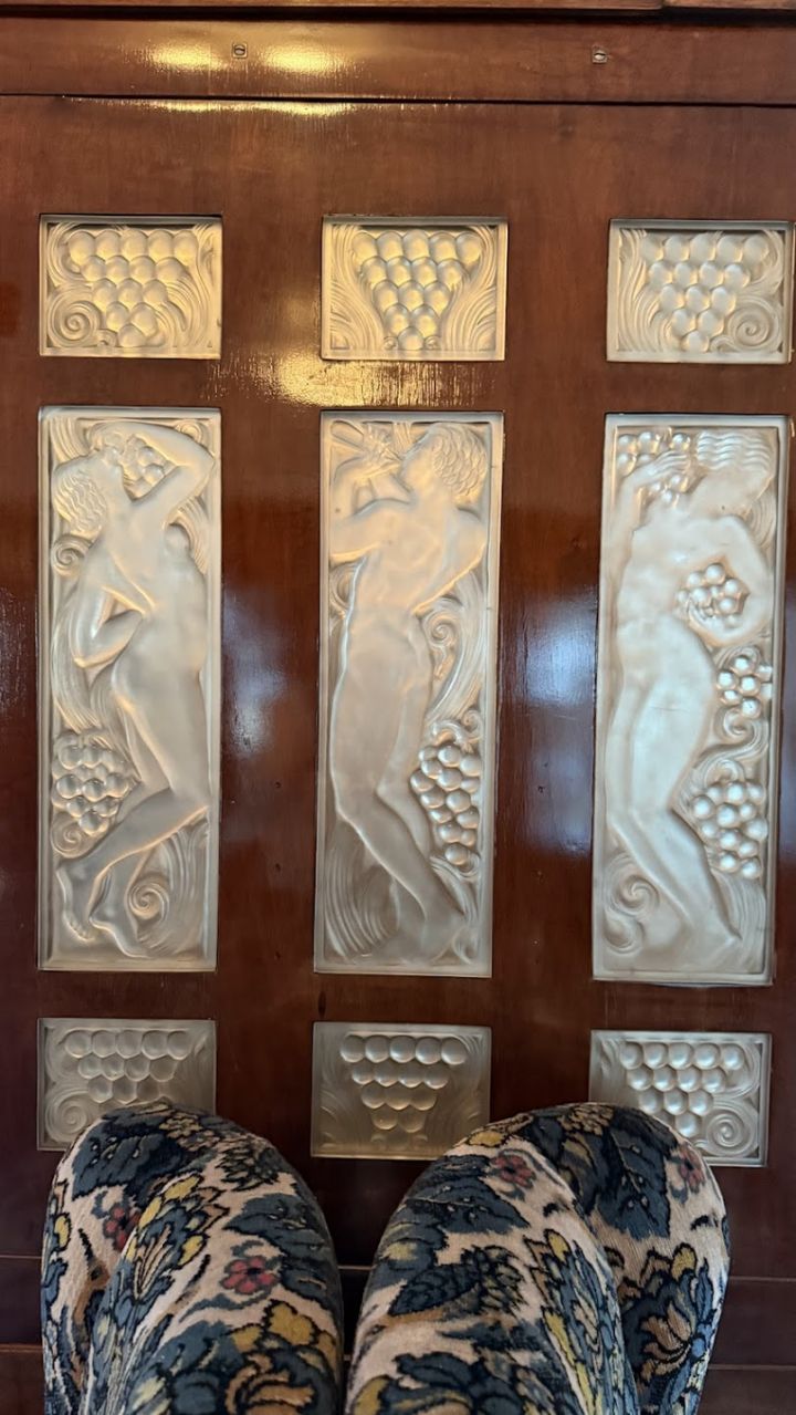 ラリックの手がけた、レリーフ。ブドウと男女のレリーフは豊かな実りを象徴しているのだそう。