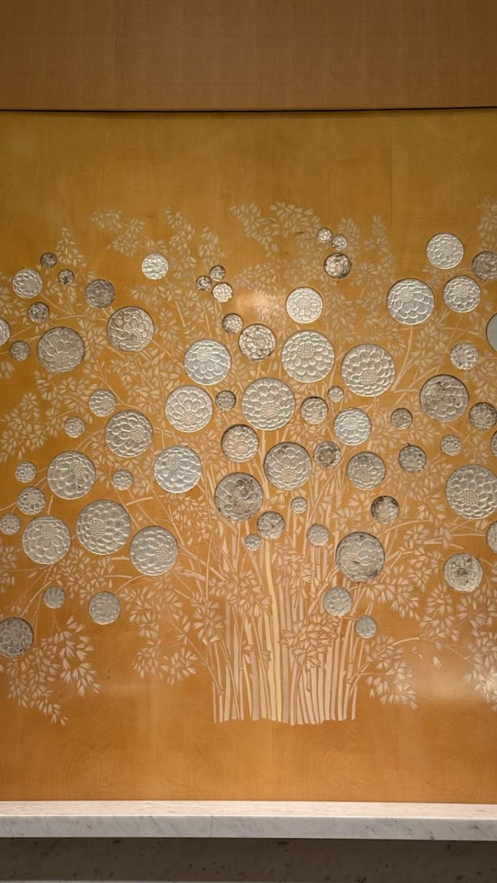 撮影許可の場所：香水瓶・壁面・天井照明（動画は不可です）