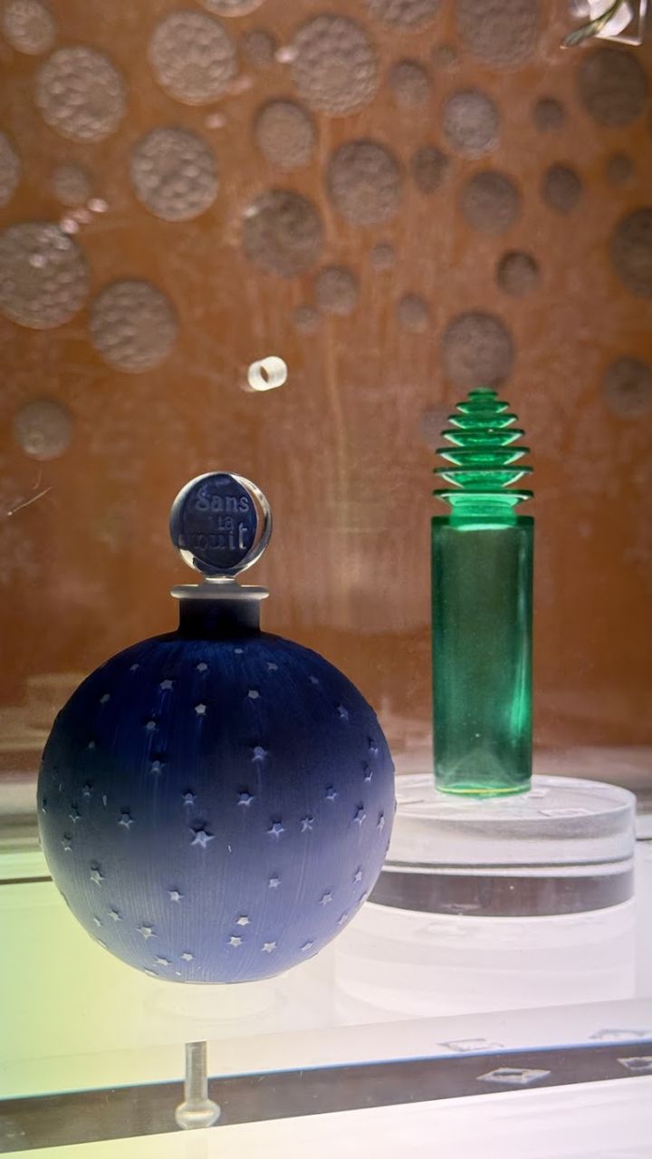 撮影許可の場所：香水瓶・壁面・天井照明（動画は不可です）