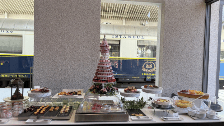 デザートのマカロンタワーの奥に、オリエント急行が見えます