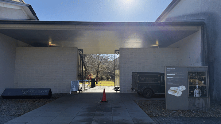 美術館入り口：レストラン・ミュージアムショップの利用だけも可能です。