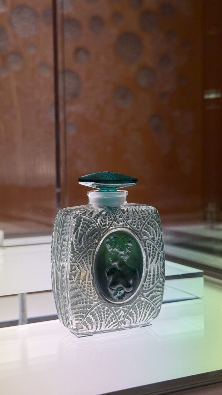 撮影許可の場所：香水瓶・壁面・天井照明（動画は不可です）