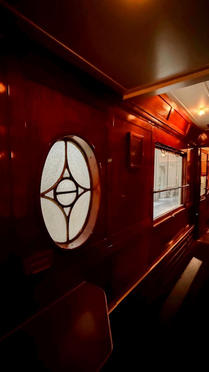 マホガニーの内装に、窓のデザインがアクセント