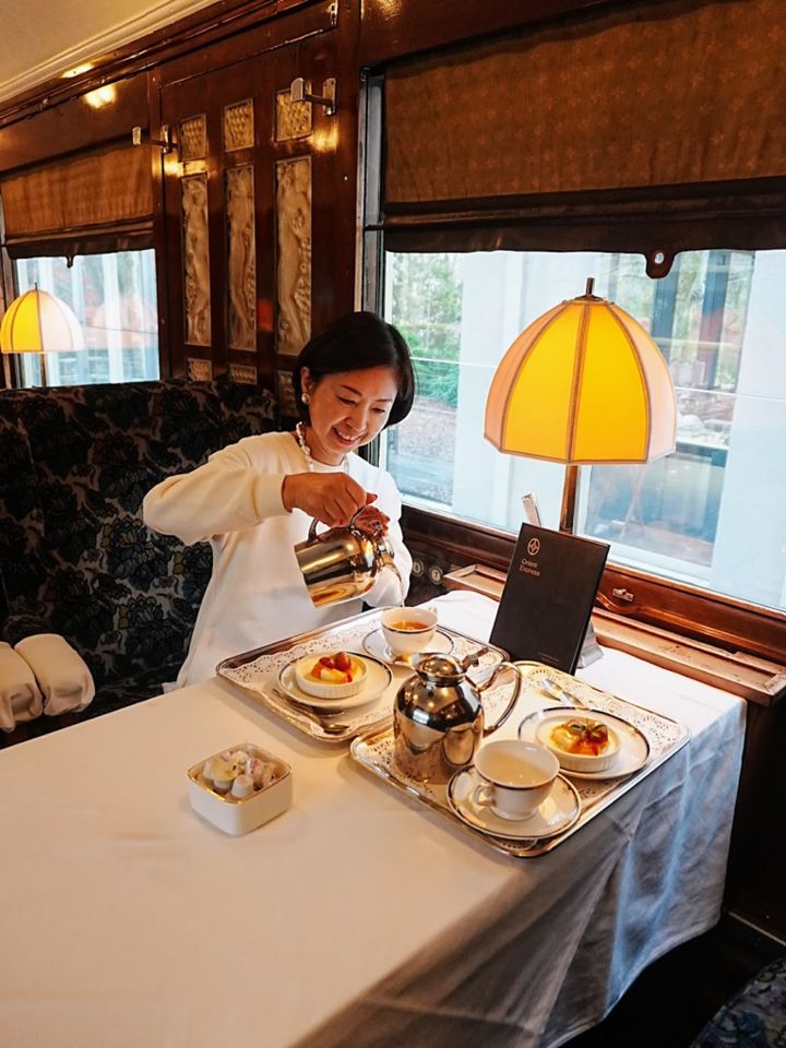 テーブルとティーセット