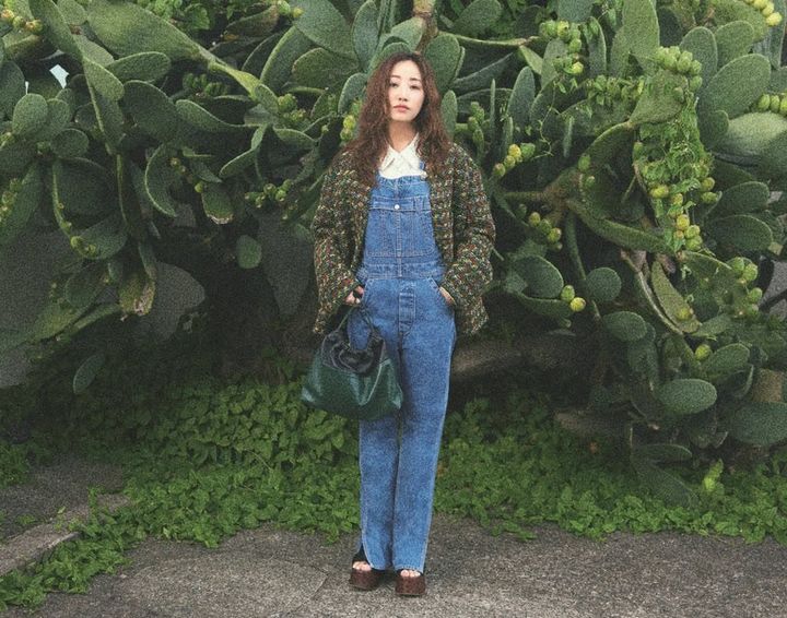 ジャケット11万円、シャツ4万7300円（ともにキャバン／キャバン 丸の内店） オーバーオール3万6300円（ホリデイ／ホリデイ/フラッグシップサロン オフィス） バッグ16万6100円（ピエール アルディ／ピエール アルディ 東京） 靴／スタイリスト私物