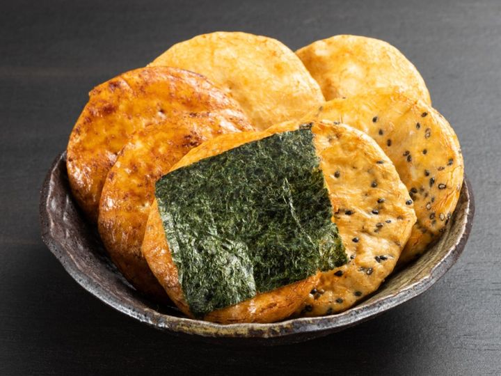 All About ニュース編集部が実施した「神奈川県のお土産（値段別）に関するアンケート」の調査結果から、コスパがいいと思う「神奈川県の1200円未満のお土産」ランキングを発表！ 2位「鮎の塩焼きせんべい（三河屋）」を抑えた1位は？ ※画像はイメージです