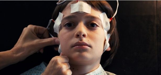 被験者のように扱われる可哀想な日々を送ることに… [c]Netflix / Courtesy Everett Collection