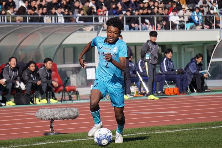 画像: ドリブルで右サイドを突破する藤井（写真中央 縄手猟）