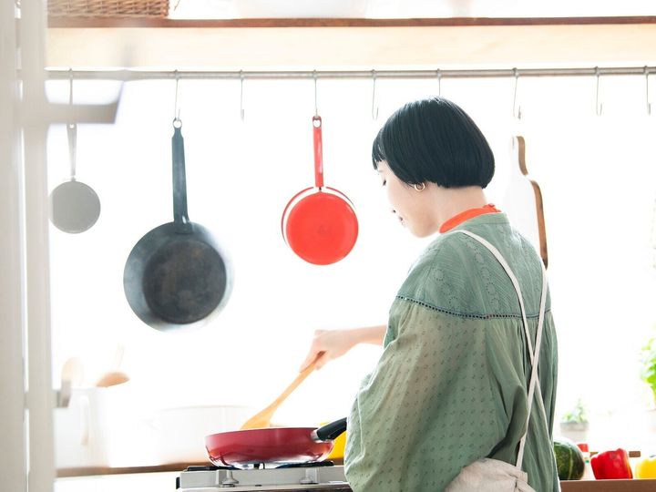 「人とつきあって嫌な思いをするくらいなら一人のほうがマシ」。現代はそう考える人が多数派らしい。だが、嫌なこともあれば、また別の人とつきあって楽しいこともあるのが人づきあいなのではないだろうか。※サムネイル画像：PIXTA