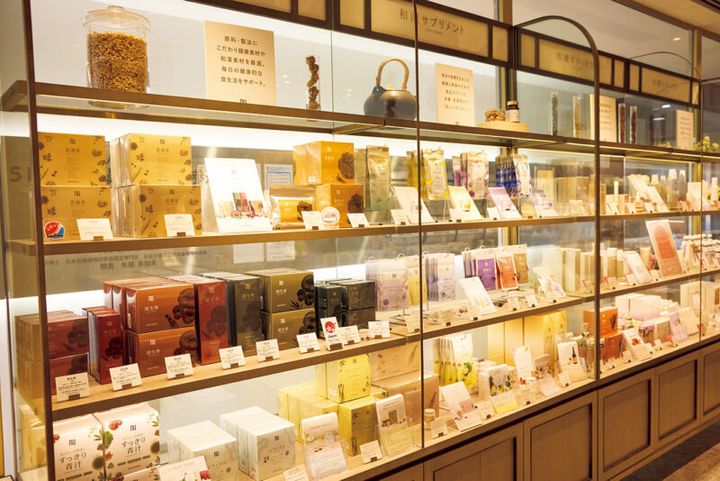 ショップには健康茶のほか、スキンケア製品や入浴剤など幅広いアイテムが揃います。