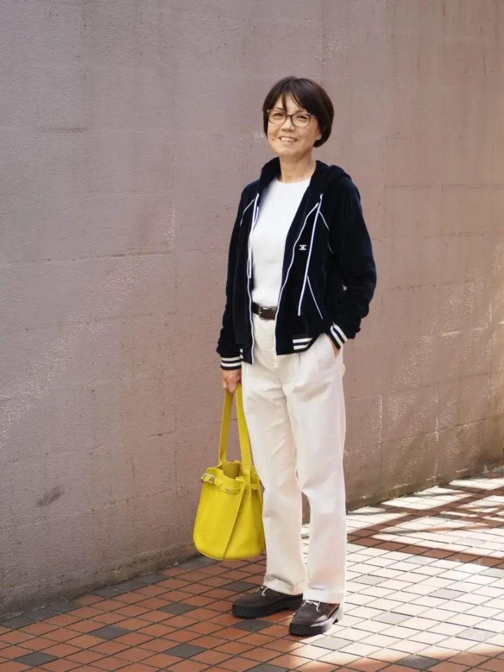 【50代のスナップ集】「無難に見える」を回避するには？ 挿し色コーデ6選