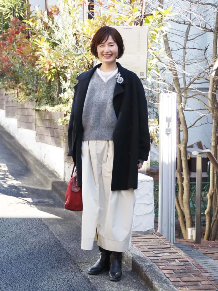 【50代のスナップ集】「無難に見える」を回避するには？ 挿し色コーデ6選