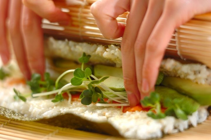 サーモンとアボカドの巻き寿司の作り方3