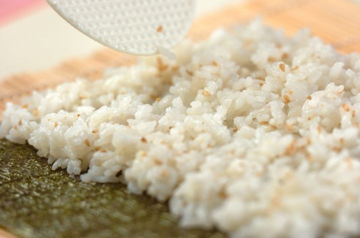 サーモンとアボカドの巻き寿司の作り方1