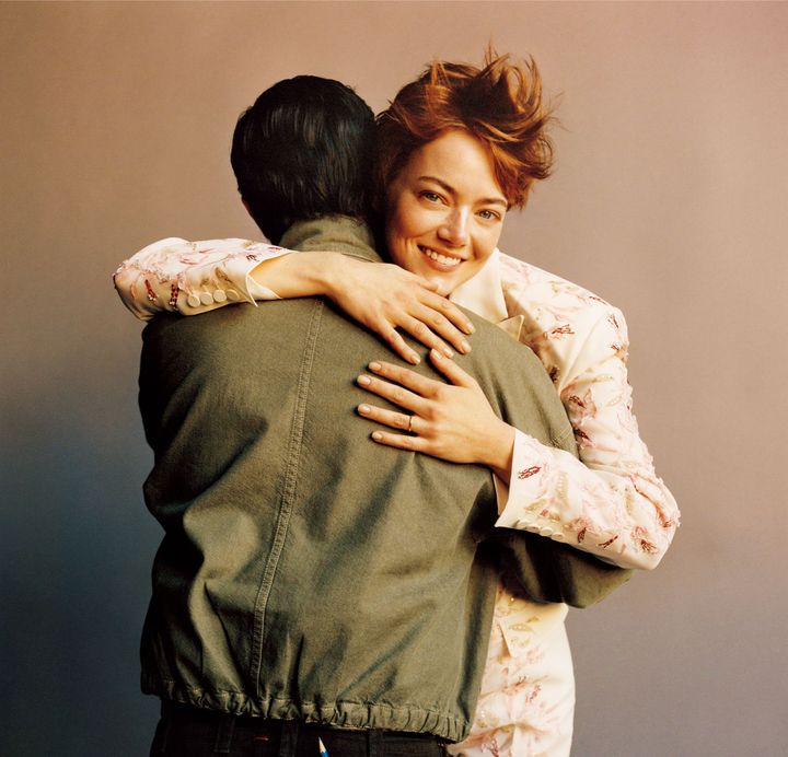 敬愛の抱擁 優美なオールインワンのエマと、親友で、長きにわたりルイ・ヴィトンのウィメンズ・コレクションのアーティスティック・ディレクターを務めるニコラ・ジェスキエール。「ニコラは特に何もせずにただ一緒に時間を過ごしたり、ディナーに行ったり、人生やあらゆることについて話せたりする相手」とエマは語った。〈右〉ブラトップとスカーフ付きのオールインワン 参考商品／LOUIS VUITTON（ルイ・ヴィトン クライアントサービス）