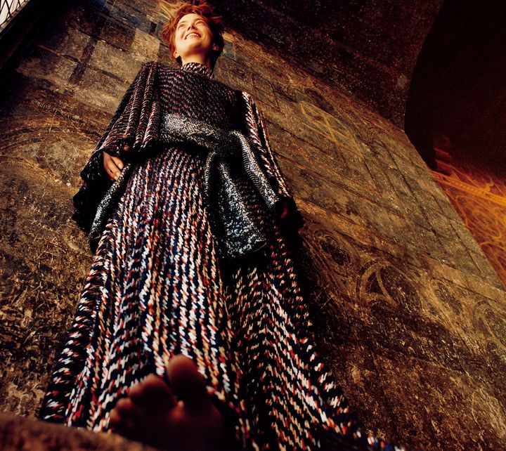 咲き誇る一輪の花 凛とした佇まいで腰に巻いたセーター付きのジャンプスーツを披露するエマ。話題作『Bugonia』では誘拐されるCEOを演じた彼女は劇中で頭を剃られるシーンがあったが、「こんなに気持ちの良いものはほかにない」と語り、俳優としての度胸と堂々たる決意を見せた。腰に巻いたセーター付きのジャンプスーツ 参考商品／LOUIS VUITTON（ルイ・ヴィトン クライアントサービス）