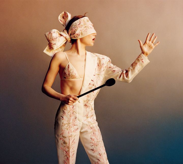 絢爛たる引力 エマの持つ底なしの華麗な魅力を象徴するかのような花々をあしらったブラトップと、ヘッドバンドとして着用したスカーフ付きのオールインワン。映画『哀れなるものたち』のベラ・バクスター役で彼女は2度目のアカデミー賞を受賞したが、近頃の緊張をはらむ役柄について、「答えを与えるより、多くの問いを投げかける題材に惹かれる」と語る。ブラトップとヘッドバンドとして着用したスカーフ付きのオールインワン 参考商品／LOUIS VUITTON（ルイ・ヴィトン クライアントサービス）