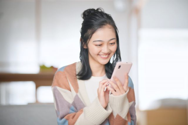 スマホでメールを送る女性